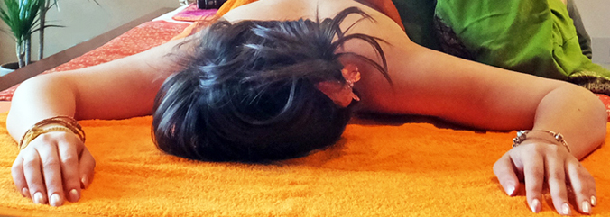 Frau bei Traditioneller Thaimassage